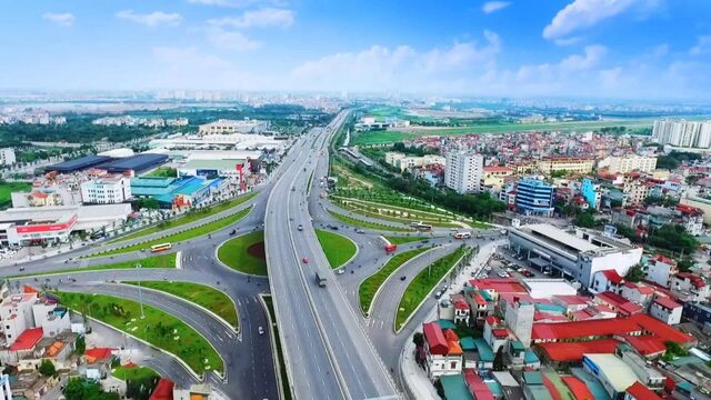 Quận Long Biên có cơ sở hạ tầng hiện đại, các tuyến đường chính kết nối với trung tâm thành phố và các xã huyện đều được cải tạo mới