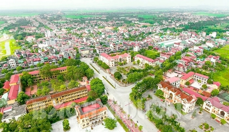 Phía Bắc có Thành phố Chí Linh với địa hình linh kiệt