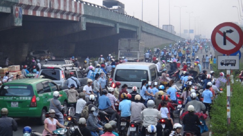 Tình trạng ùn tắc giao thông tại cầu vượt Linh Trung