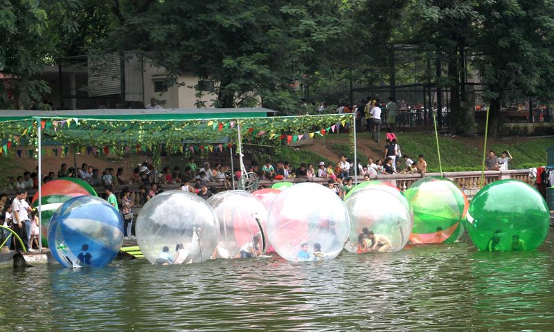 Trò bong bóng nước trong công viên Thủ Lệ