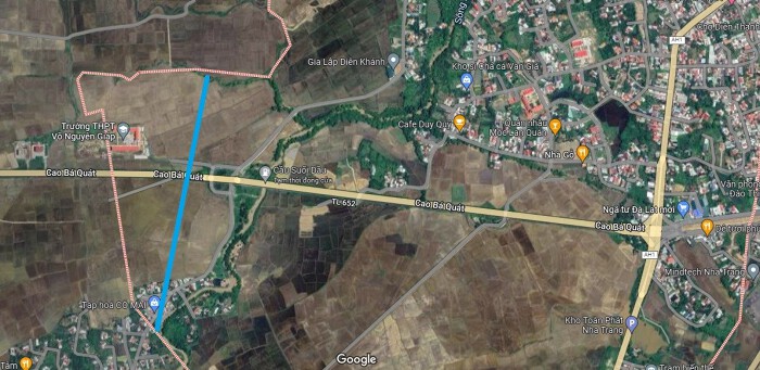 Đoạn đường dài khoảng 700 m, gần Trường THPT Võ Nguyên Giáp về phía đông và chạy gần vuông góc với đường Cao Bá Quát, sẽ mở theo quy hoạch thể hiện trên bản đồ Google vệ tinh.