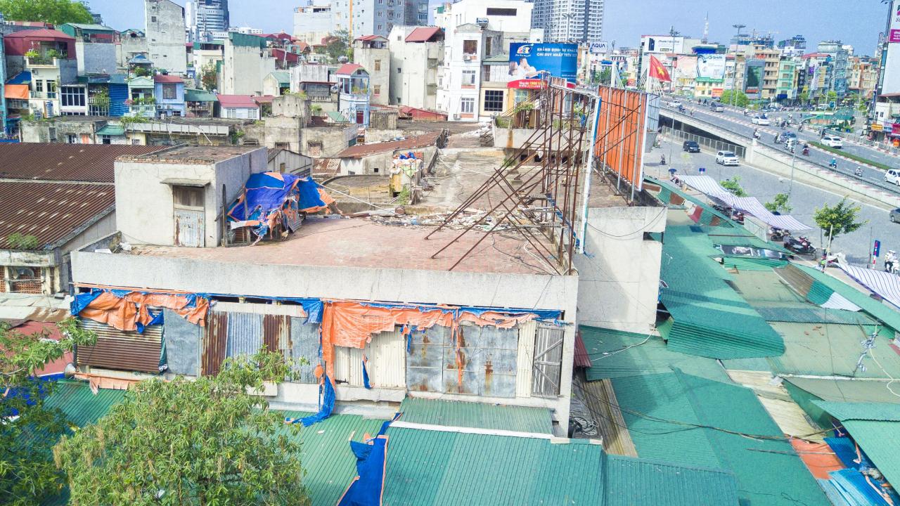  Trong khi đó, chợ Ngã Tư Sơ ngày một trở nên xập xệ, xuống cấp. 