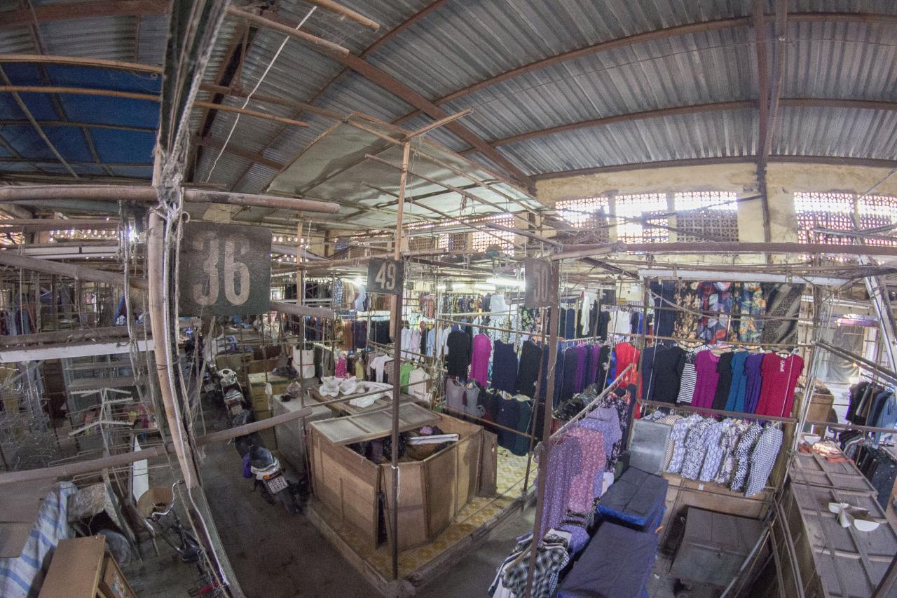  Biển đánh số thứ tự các gian hàng han gỉ, xuống cấp. Một số người dân vẫn tranh thủ mua bán trong khuôn viên chợ cũ nát. 