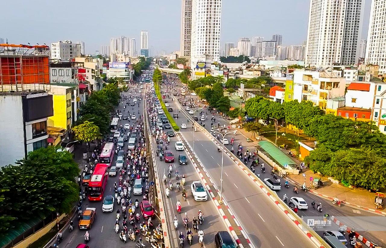 Hà Nội: Nhiều ô tô vi phạm sau khi gầm cầu vượt Ngã Tư Sở lắp biển cấm