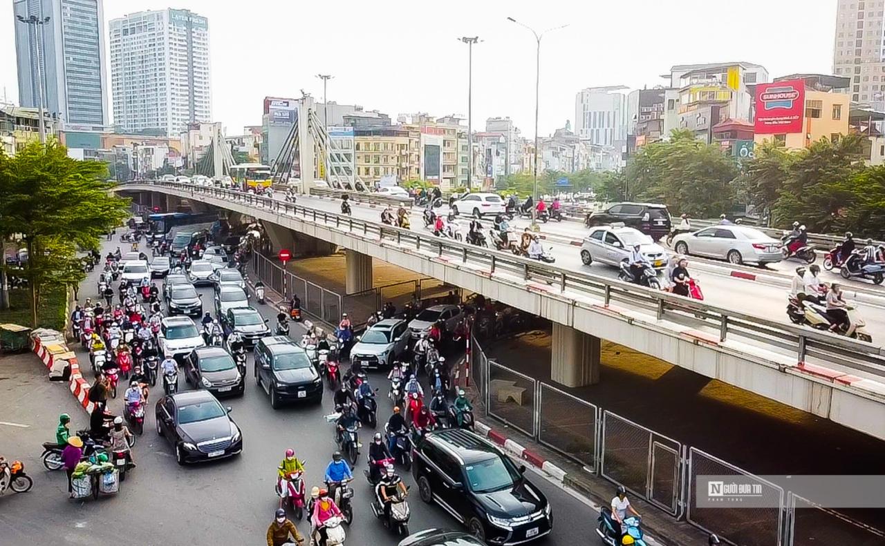Hà Nội: Nhiều ô tô vi phạm sau khi gầm cầu vượt Ngã Tư Sở lắp biển cấm