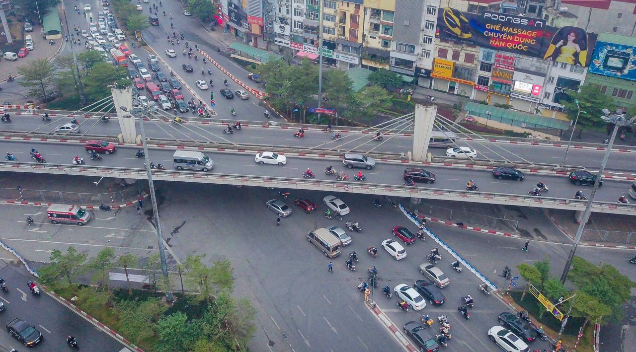Hình ảnh giao thông tại "điểm nóng" Ngã Tư Sở trong ngày đầu phân luồng