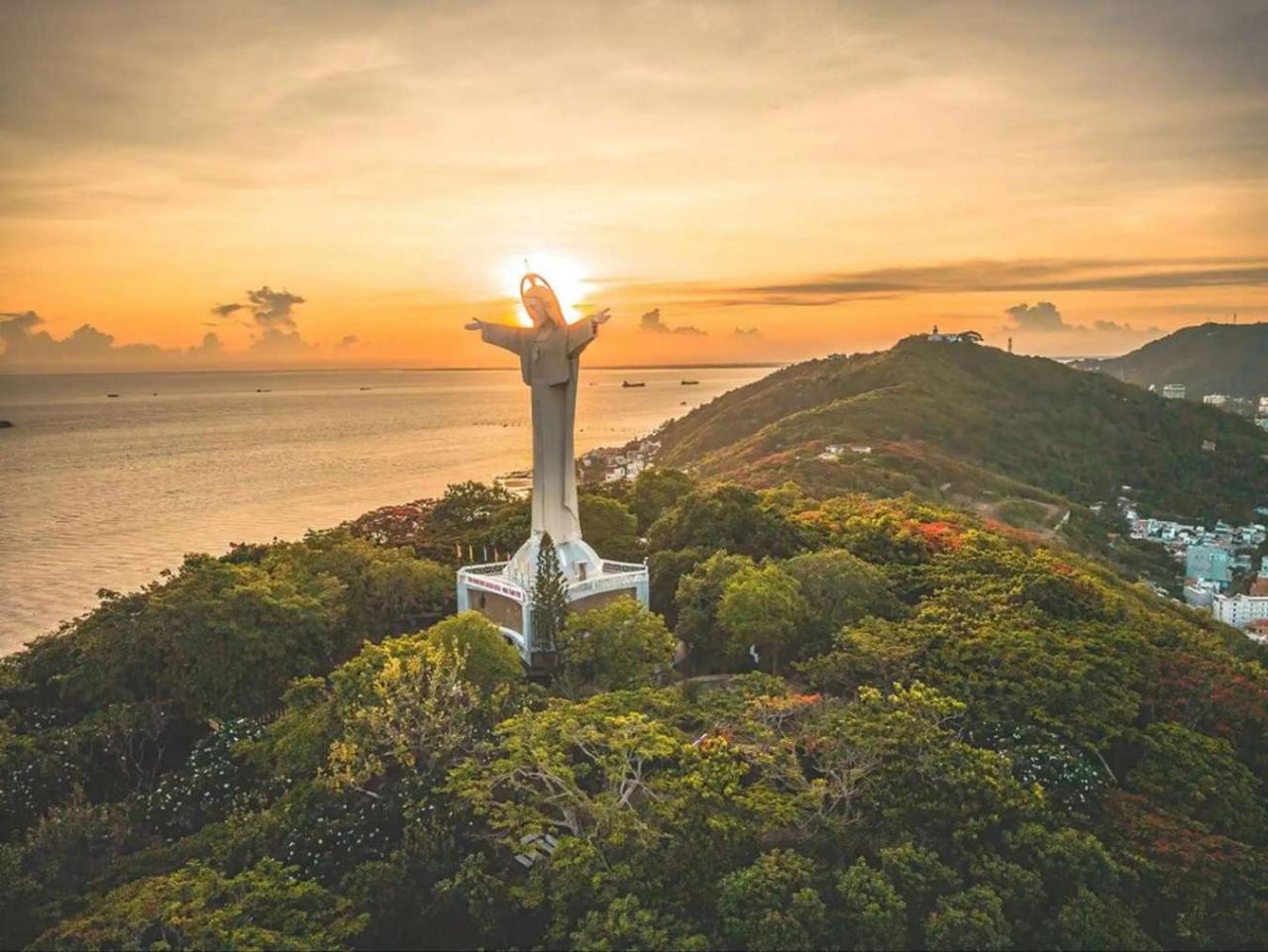 Tượng đài Chúa Kitô Vua cao 32m, Tượng Chúa dang tay mô phỏng bức tượng ở Rio de Janeiro @Traveloka