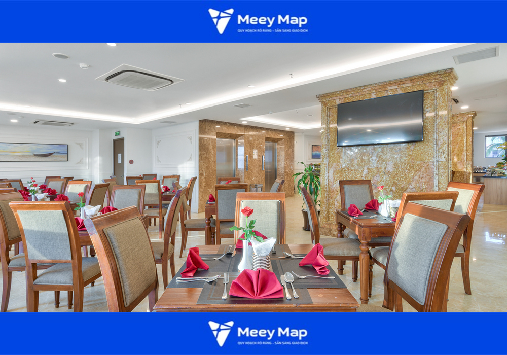 Có 1 nhà hàng Royal và 1 pool bar trong khách sạn Có 1 nhà hàng Royal và 1 pool bar trong khách sạn