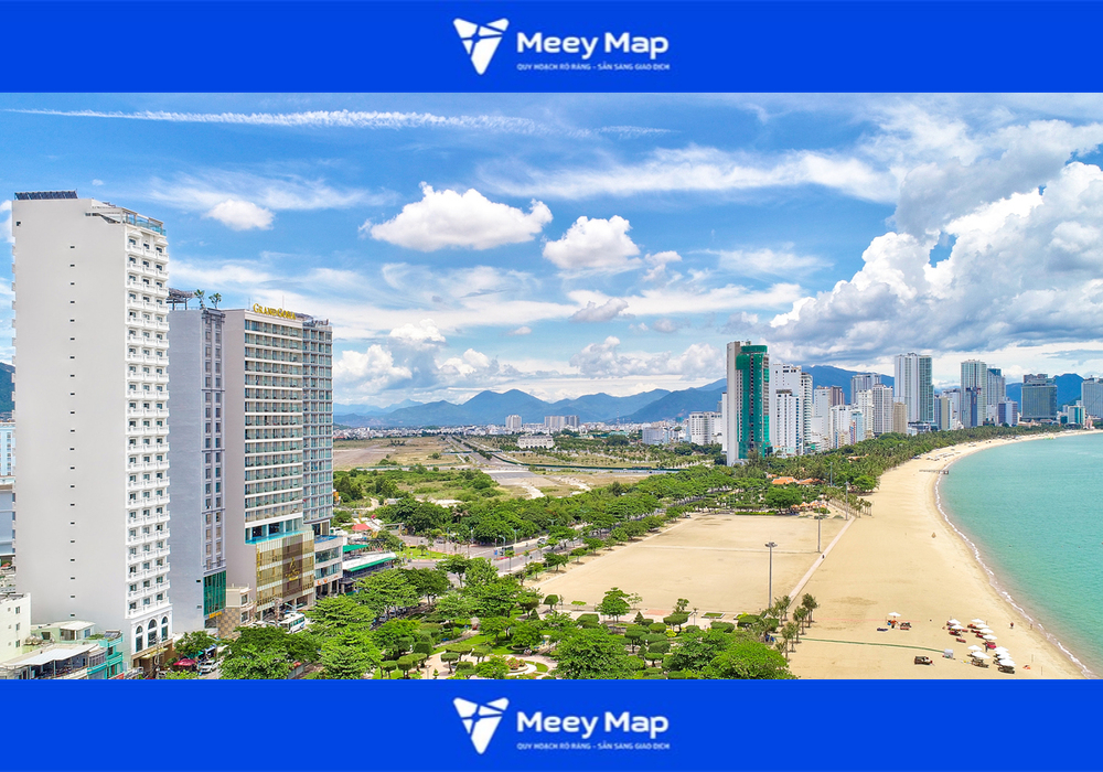Trước mặt khách sạn là bãi tắm Trần Phú, hai bên là công viên Thanh Niên và Bạch Đằng Trước mặt khách sạn là bãi tắm Trần Phú, hai bên là công viên Thanh Niên và Bạch Đằng