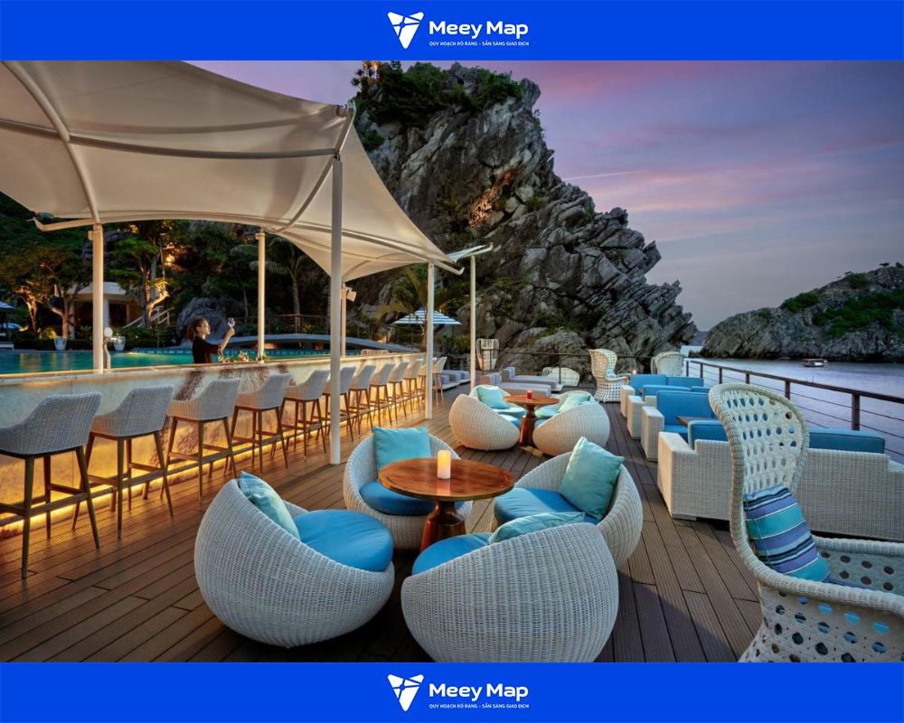 Khu vực quán bar phục vụ nước, rượu và cocktail Khu vực quán bar phục vụ nước, rượu và cocktail