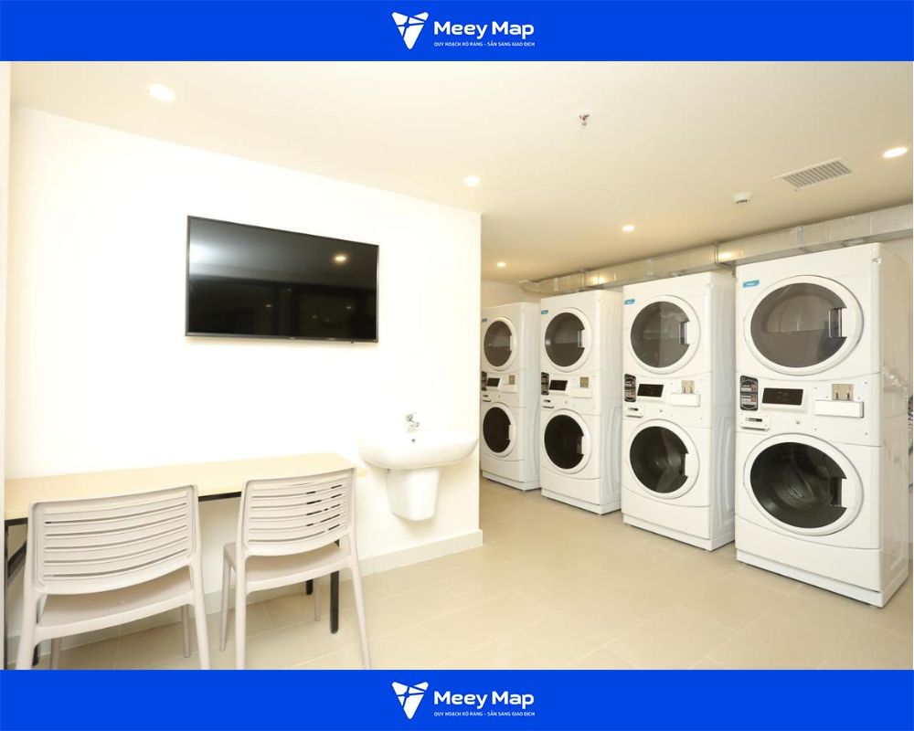 Khu vực giặt là cho du khách, đầy đủ máy giặt và máy sấy Khu vực giặt là cho du khách, đầy đủ máy giặt và máy sấy