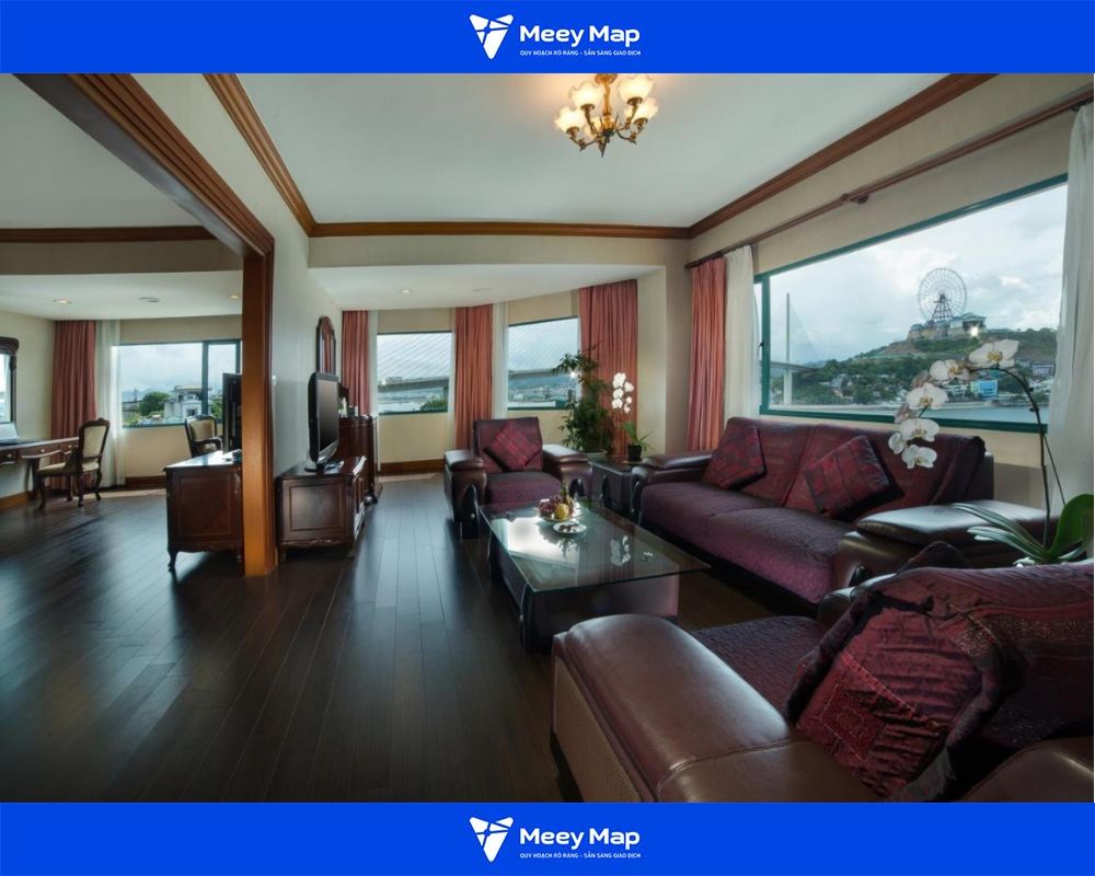 Khu vực tiếp khách có bàn và ghế, không gian rộng rãi, lịch sự Khu vực tiếp khách có bàn và ghế, không gian rộng rãi, lịch sự