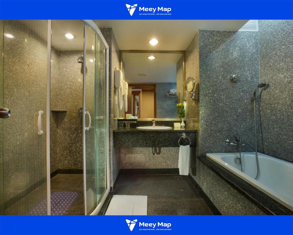 Thiết kế phòng tắm vừa có bồn tắm và vòi sen Thiết kế phòng tắm vừa có bồn tắm và vòi sen