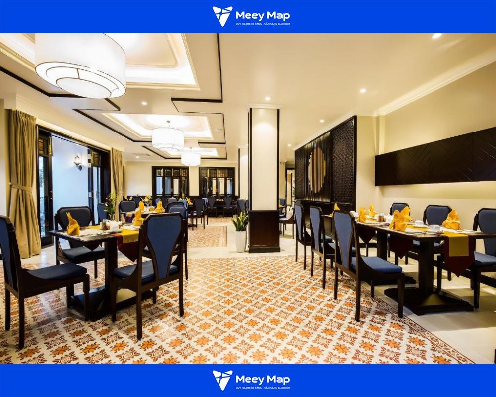 Nhà hàng phục vụ các món ăn địa phương, ngoài ra có bổ sung ẩm thực quốc tế Nhà hàng phục vụ các món ăn địa phương, ngoài ra có bổ sung ẩm thực quốc tế