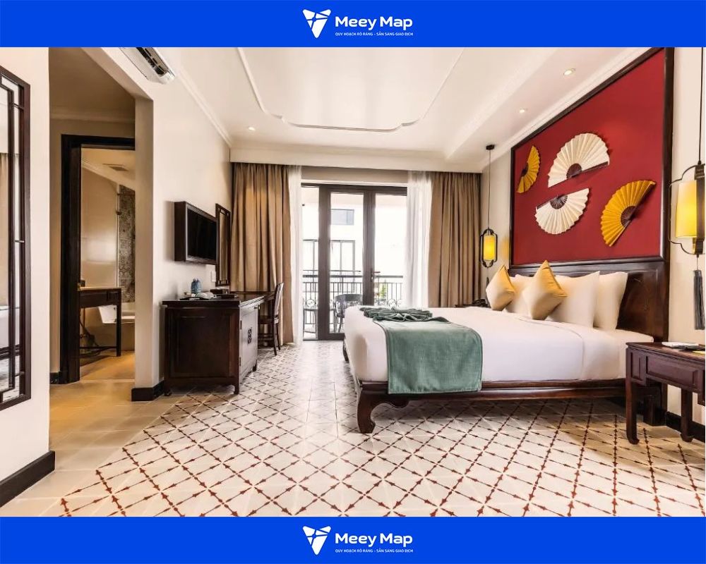 Hạng phòng Deluxe có ban công hướng xuống đường phố, ngắm nhìn nhịp sống tấp nập Hạng phòng Deluxe có ban công hướng xuống đường phố, ngắm nhìn nhịp sống tấp nập