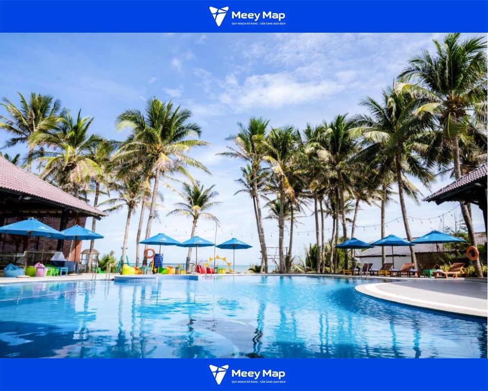 Bể bơi ngoài trời sạch đẹp, view hướng ra biển Bể bơi ngoài trời sạch đẹp, view hướng ra biển