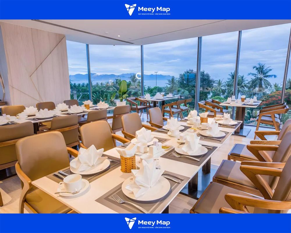 Nhà hàng được sắp xếp tinh tế, có khu vực view biển nên thơ Nhà hàng được sắp xếp tinh tế, có khu vực view biển nên thơ