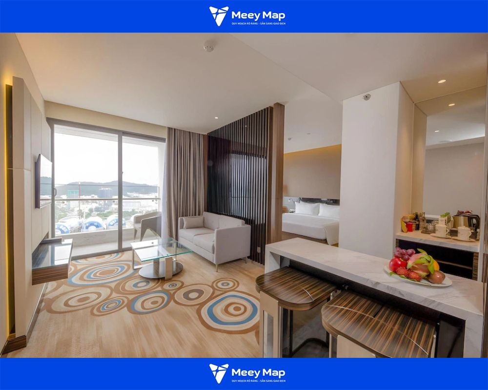 Phòng khách, phòng nghỉ và minibar riêng biệt, có vách gỗ ngăn cách Phòng khách, phòng nghỉ và minibar riêng biệt, có vách gỗ ngăn cách