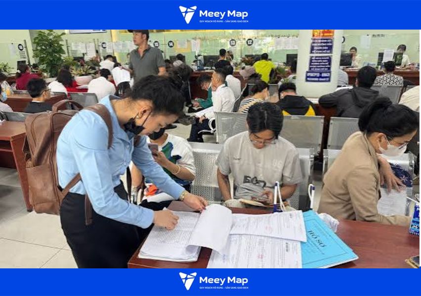 Tùy từng thủ tục hành chính hoặc giao dịch, người dân sẽ sử dụng hồ sơ địa chính hoặc sổ đỏ theo quy định.